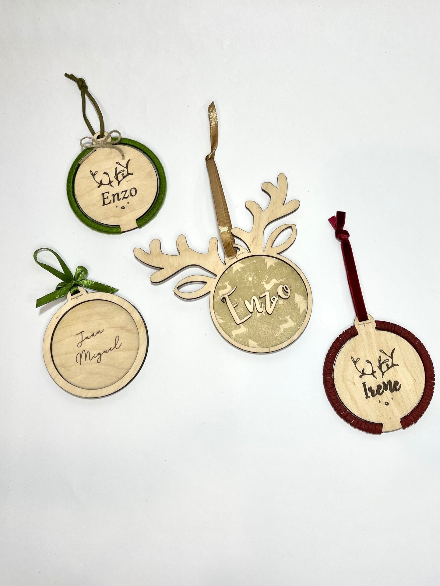 Bola de Navidad Personalizada de Madera - Diseño con Cuernos de Reno y Fondo Navideño