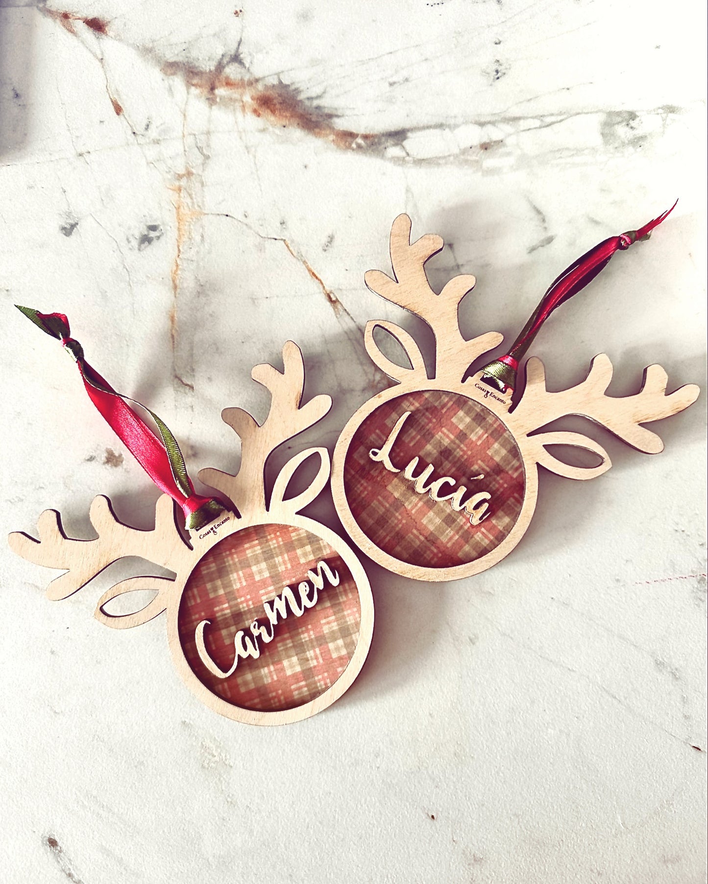 Bola de Navidad Personalizada de Madera - Diseño con Cuernos de Reno y Fondo Navideño