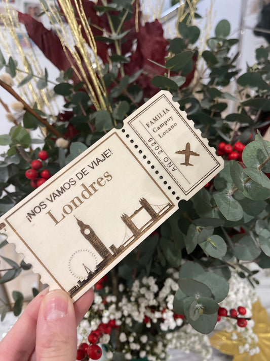 Vale Regalo Personalizado en Madera – Anuncio de Viaje Sorpresa