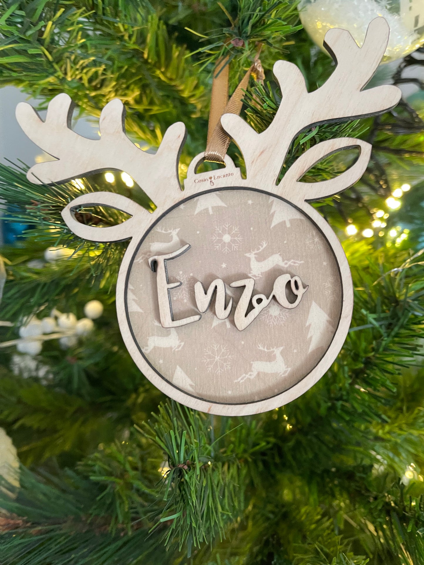 Bola de Navidad Personalizada de Madera - Diseño con Cuernos de Reno y Fondo Navideño