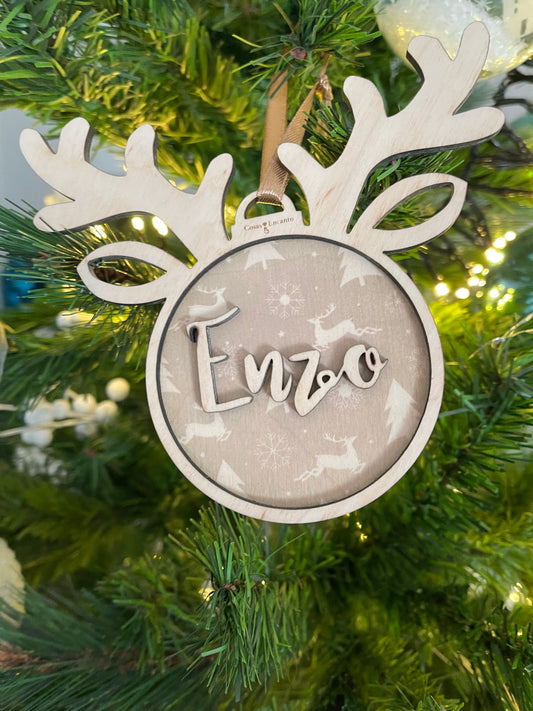 Bola de Navidad Personalizada de Madera - Diseño con Cuernos de Reno y Fondo Navideño